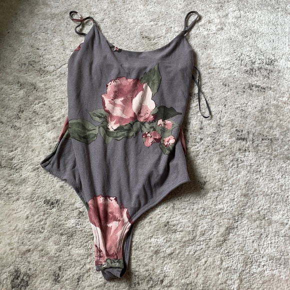 Floral pattern body suit - Picture 1 of 3